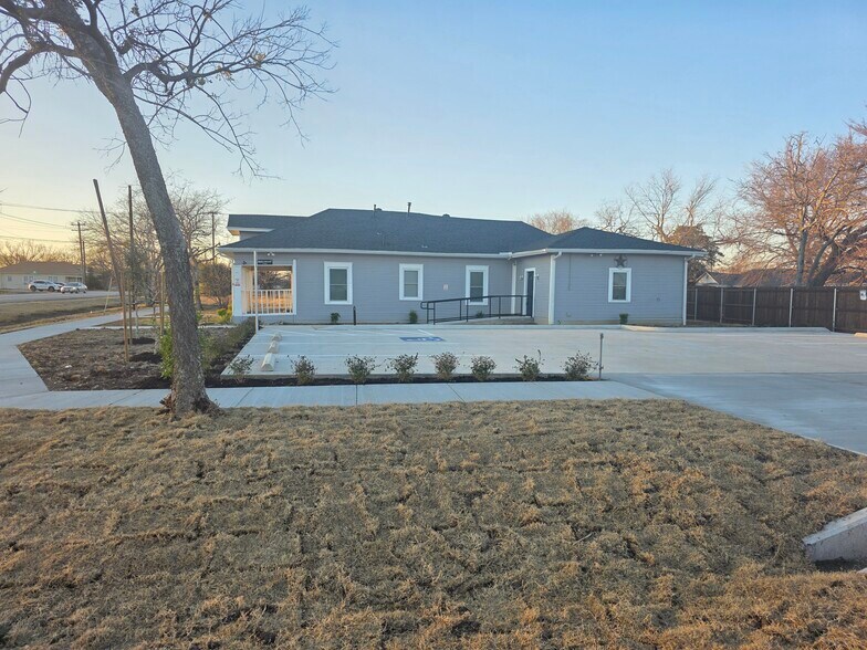 More Photos Of 802 E Broad St, Forney Office For Sale