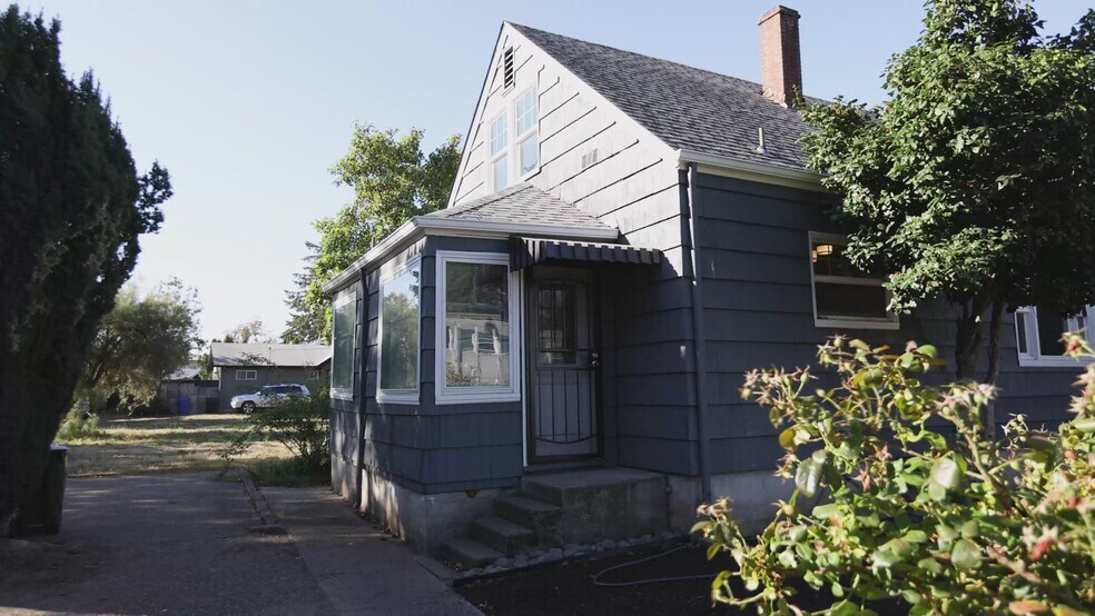 Primary Photo Of 2494 Roosevelt Blvd, Eugene Flex For Sale