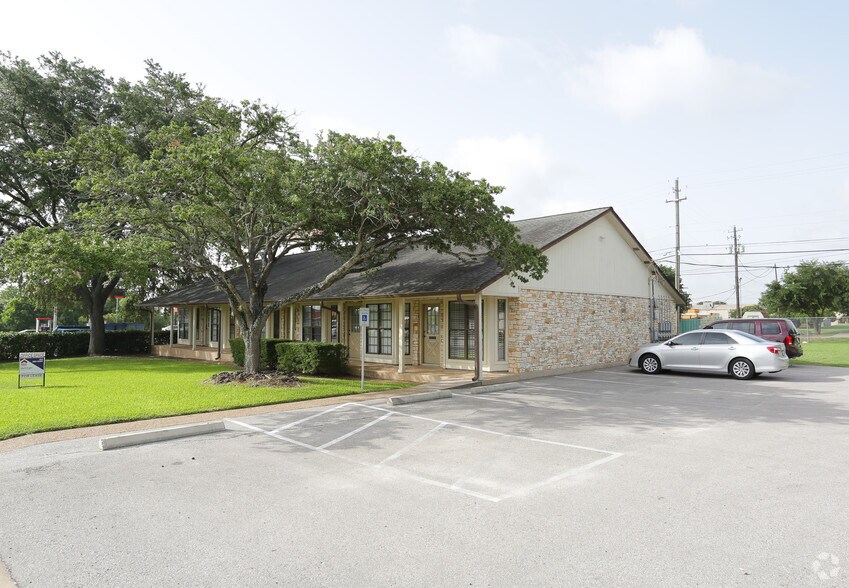 Primary Photo Of 2015 Monarch Dr, Austin Medical For Lease