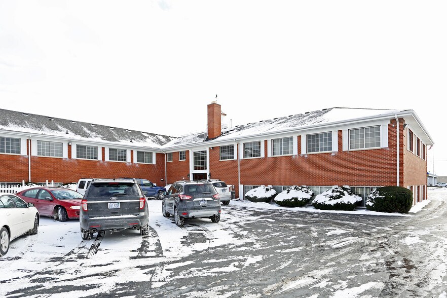 More Photos Of 2820 W Maple Rd, Troy Office For Lease