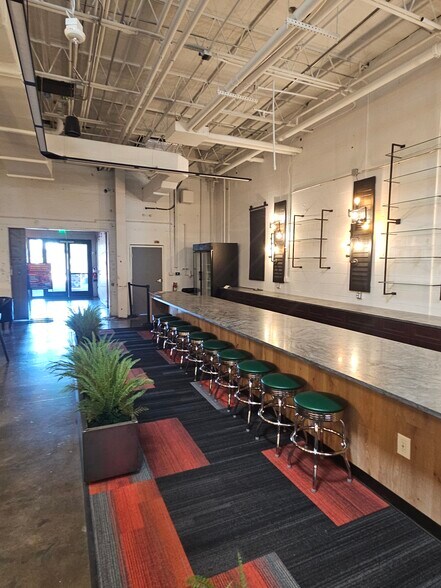 More Photos Of 2606 Fairfield Ave S, Saint Petersburg Light Manufacturing For Lease