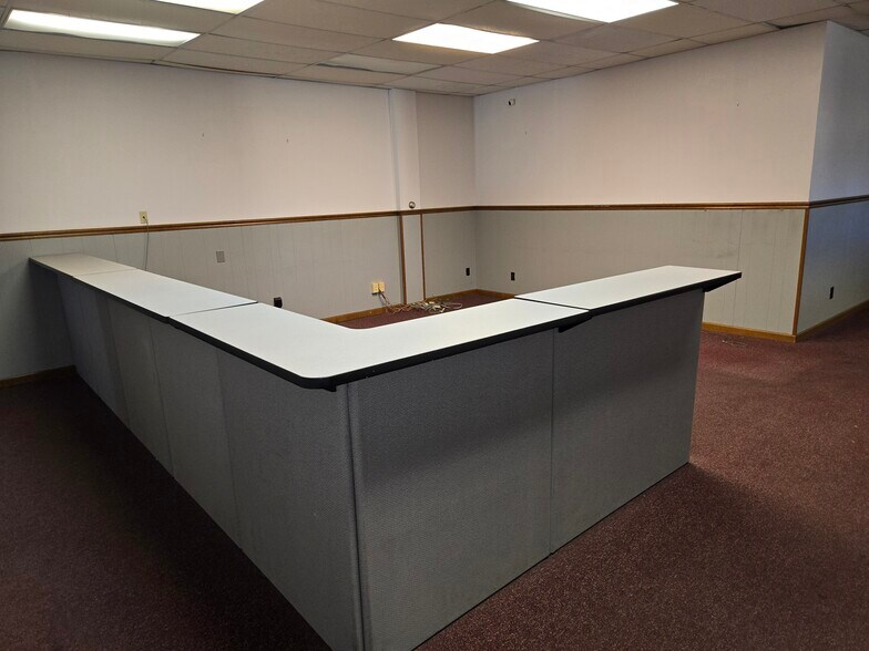 More Photos Of 211 IL-38, Rochelle Light Distribution For Sale