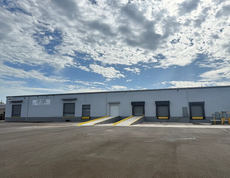 More Photos Of 3900 W Coachman Ave, Tampa Warehouse For Lease