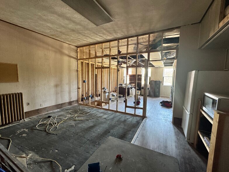More Photos Of 608 Broadway St, Lincoln Storefront For Sale