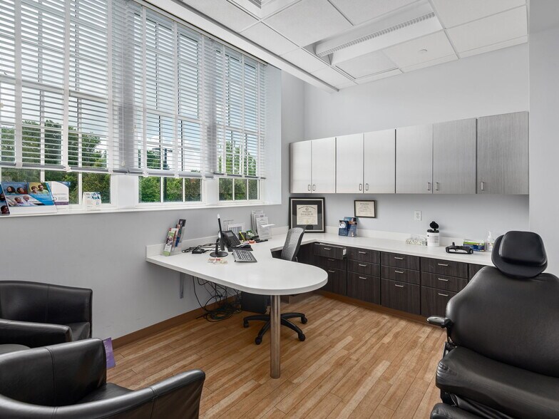 More Photos Of 4 Vanderbilt Park Dr, Asheville Office For Sale