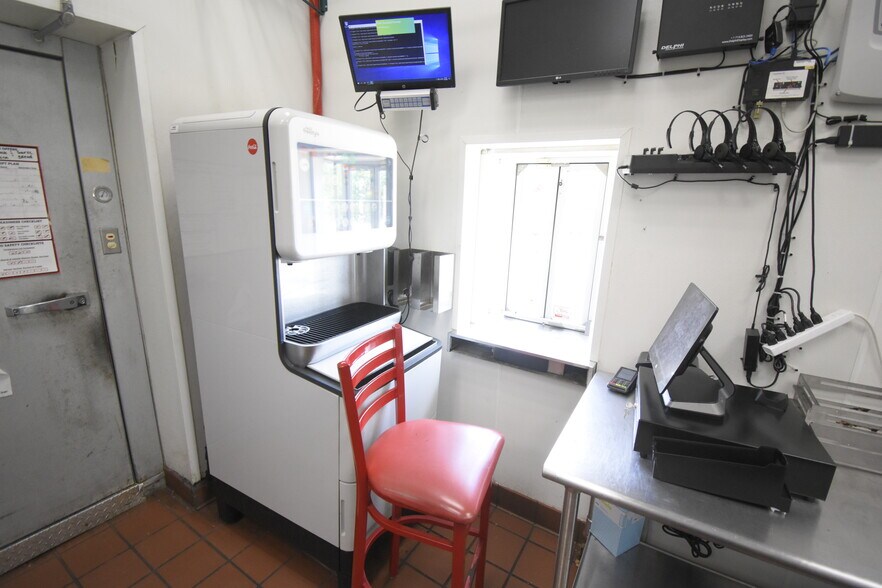 More Photos Of 253 N Bypass 35, Alvin Storefront For Lease