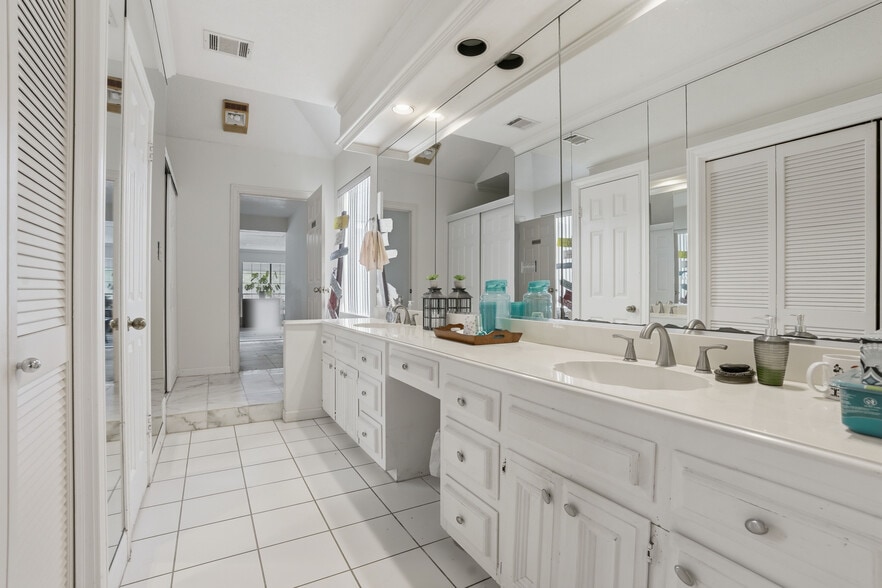 More Photos Of 13700 Lakewood Forest Dr, Houston Office For Sale