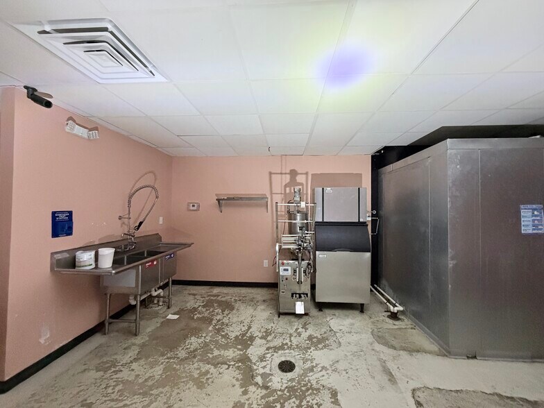 More Photos Of 3393-3437 Summer Ave, Memphis Storefront For Lease