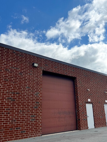More Photos Of 50 Lakeview Pky, Vernon Hills Light Manufacturing For Lease