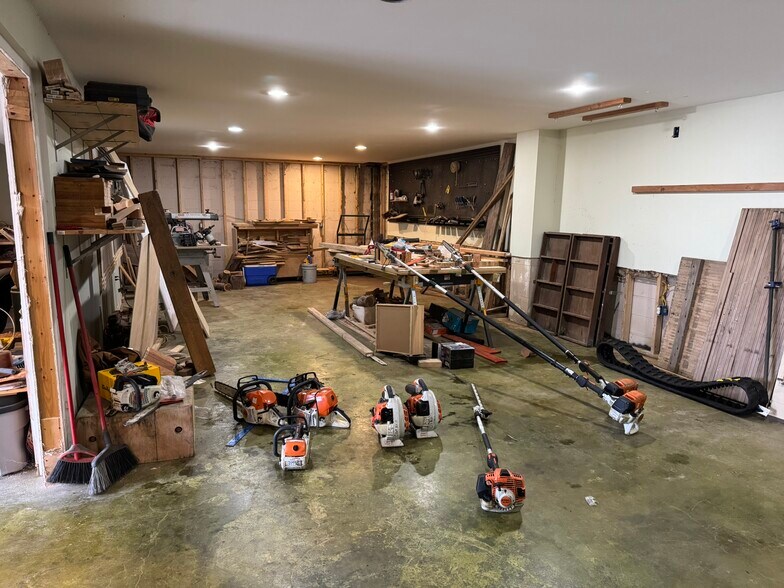 More Photos Of 96 W 27th St, Kenner Industrial For Sale