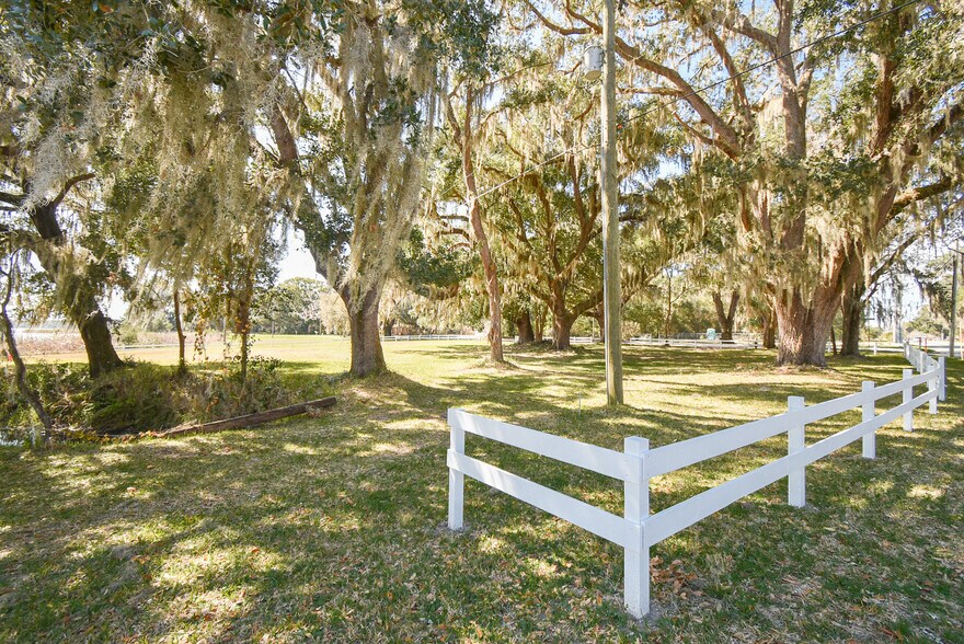 More Photos Of 831 Huntington Rd, Crescent City Freestanding For Sale
