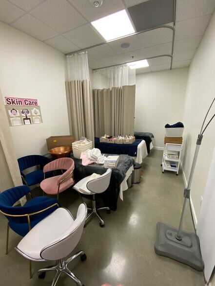 More Photos Of 450 S Western Ave, Los Angeles Freestanding For Lease