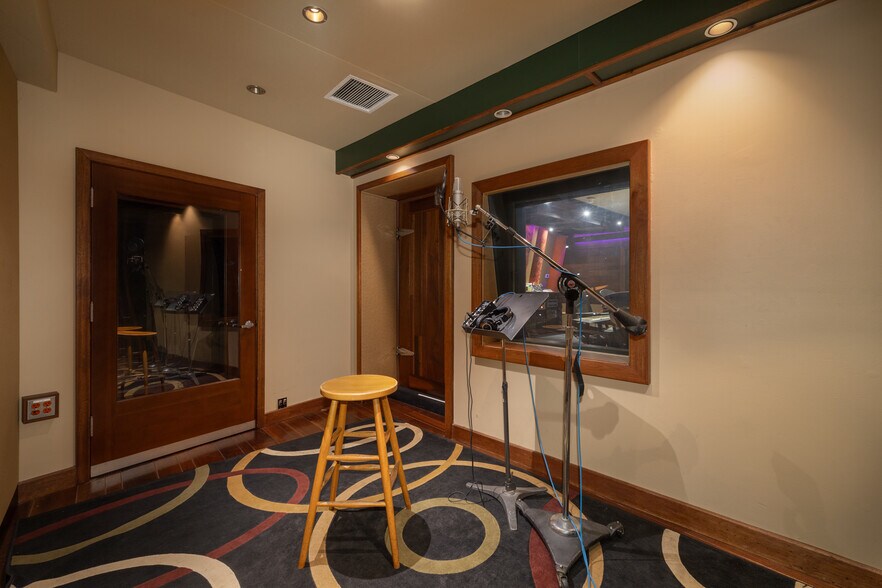More Photos Of 5102 Vineland Ave, North Hollywood Movie Radio TVStudio For Sale
