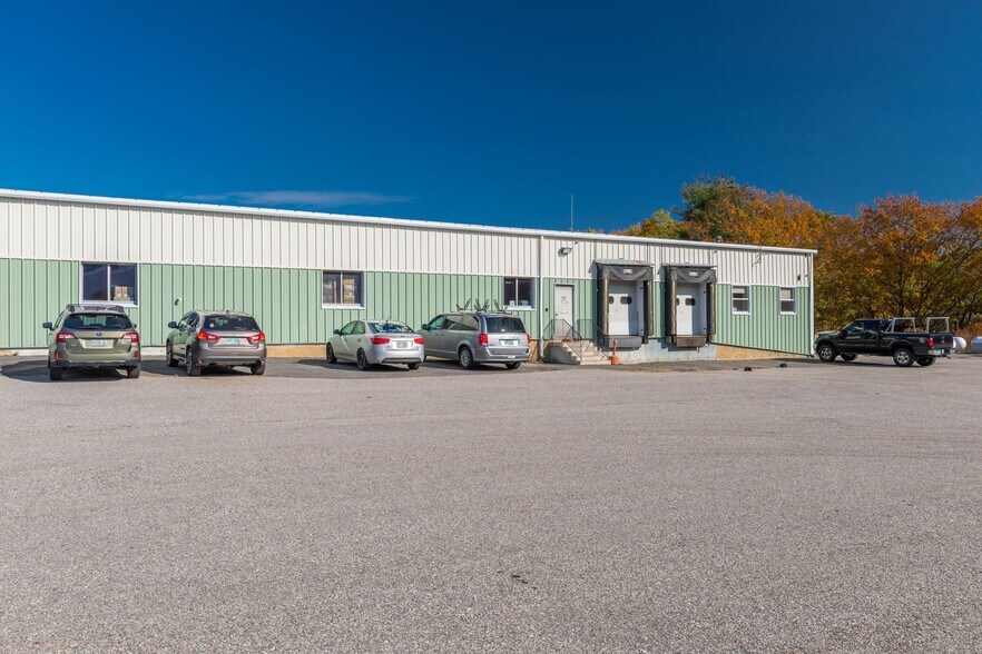 More Photos Of 16 Swamscott St, Newfields Warehouse For Lease