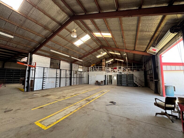 More Photos Of 223 Pine St, Kermit Warehouse For Lease