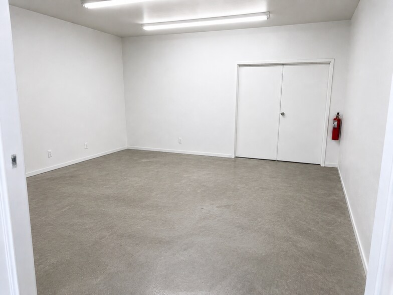 More Photos Of 10801 Brooklet Dr, Houston Warehouse For Lease