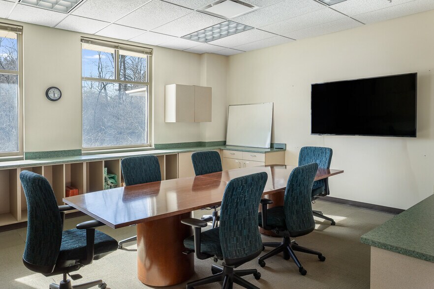 More Photos Of 2115 Lexington Rd, Louisville Office For Sale