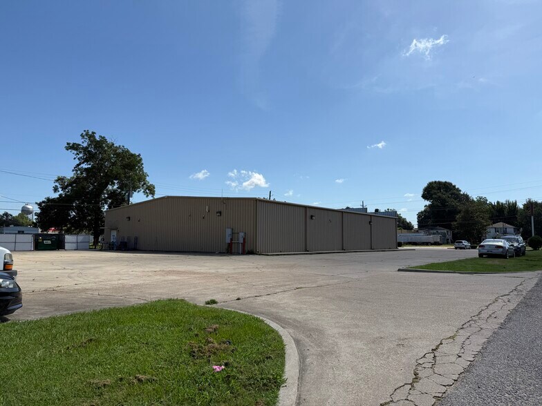 More Photos Of 504 N EE Wallace Blvd, Ferriday Storefront For Sale