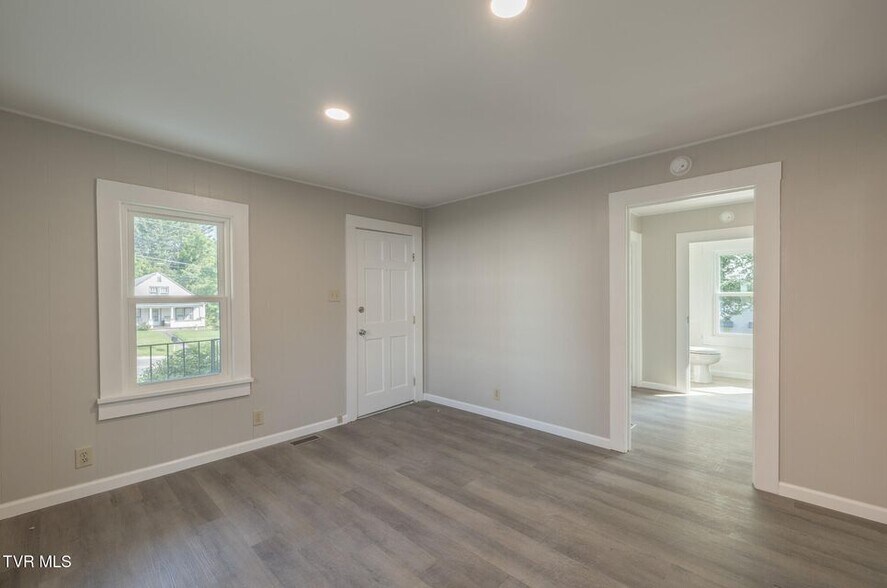 More Photos Of 457 E Bernard Ave, Greeneville General Retail For Sale