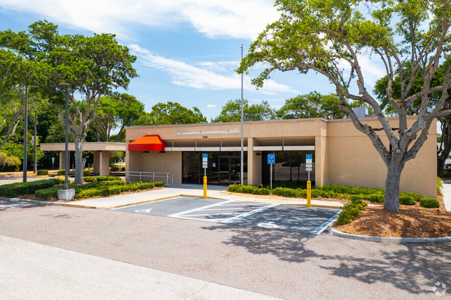 More Photos Of 935 Beneva Rd N, Sarasota Bank For Lease