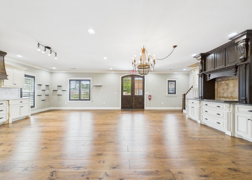 More Photos Of 102 Kimberly Ave, Muscle Shoals Office For Sale