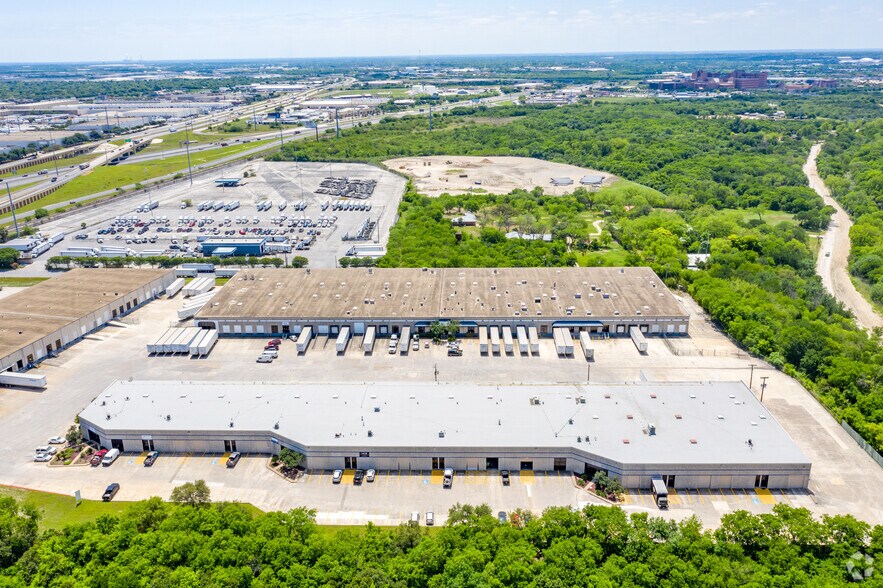 More Photos Of 4400-4448 Tejasco, San Antonio Manufacturing For Lease