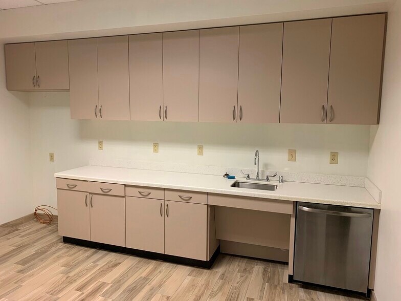 More Photos Of 1755 Wittington Pl, Farmers Branch Office For Lease