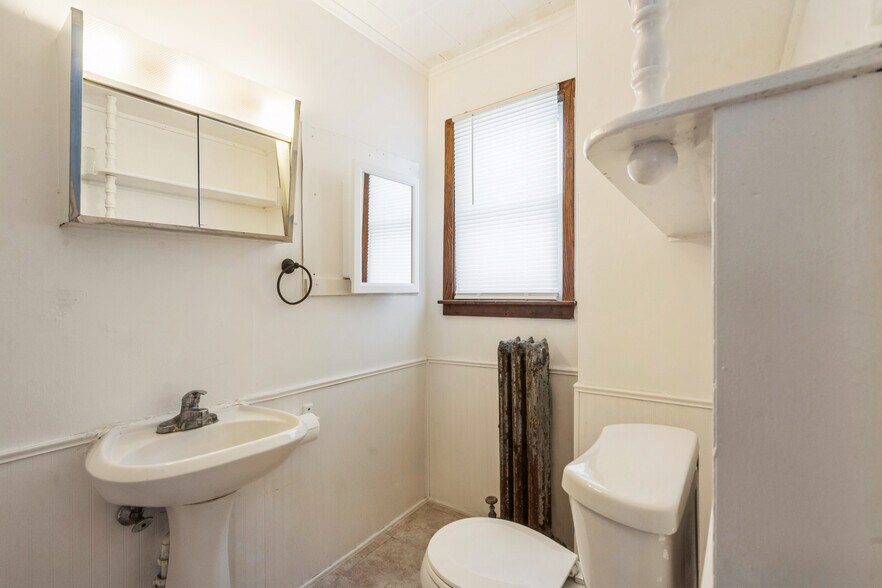 More Photos Of 557 6th Ave S, Clinton Apartments For Sale