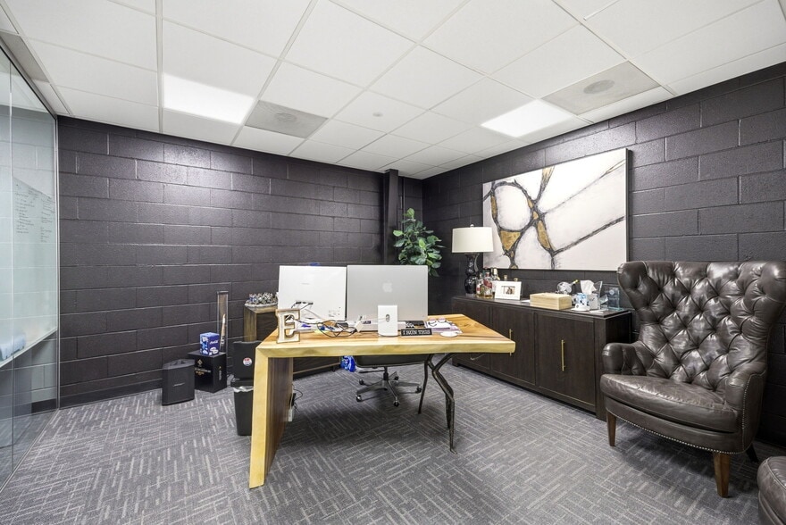 More Photos Of 326 SE Douglas St, Lees Summit Office For Sale