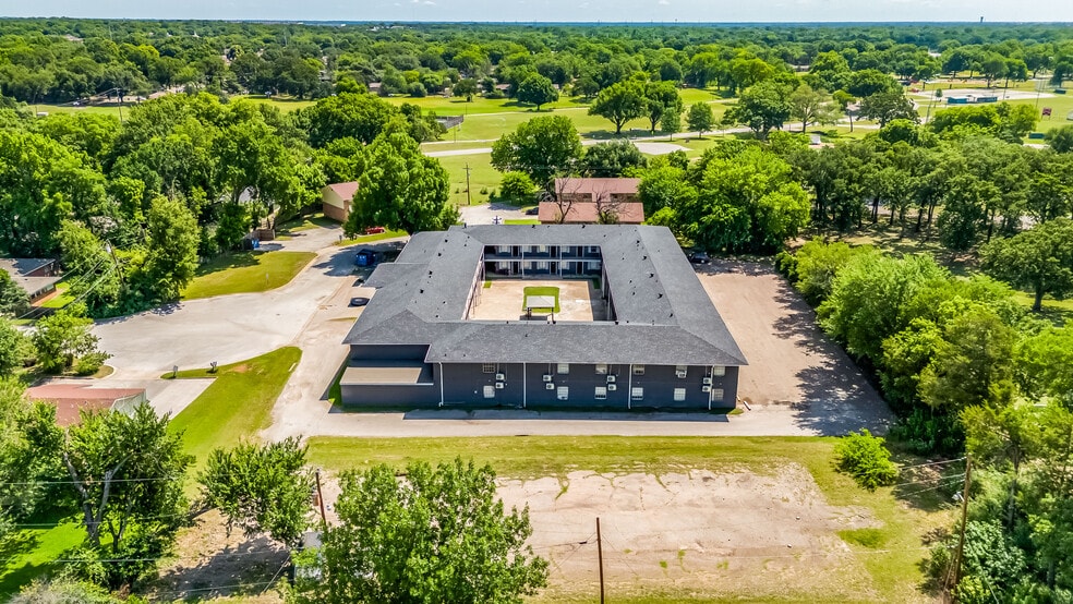 More Photos Of 1500 E Beverly Dr, Corsicana Apartments For Sale