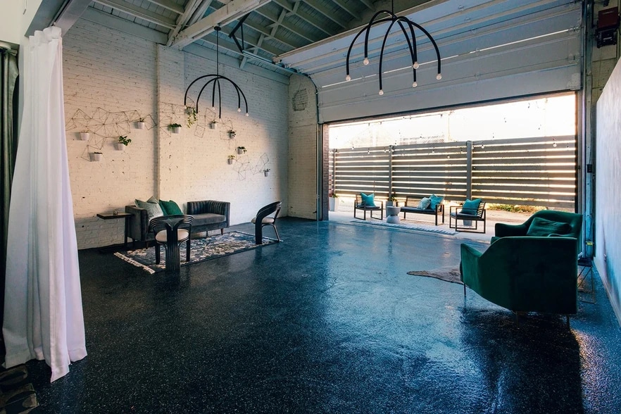 More Photos Of 3146 W Chicago Ave, Chicago Showroom For Sale