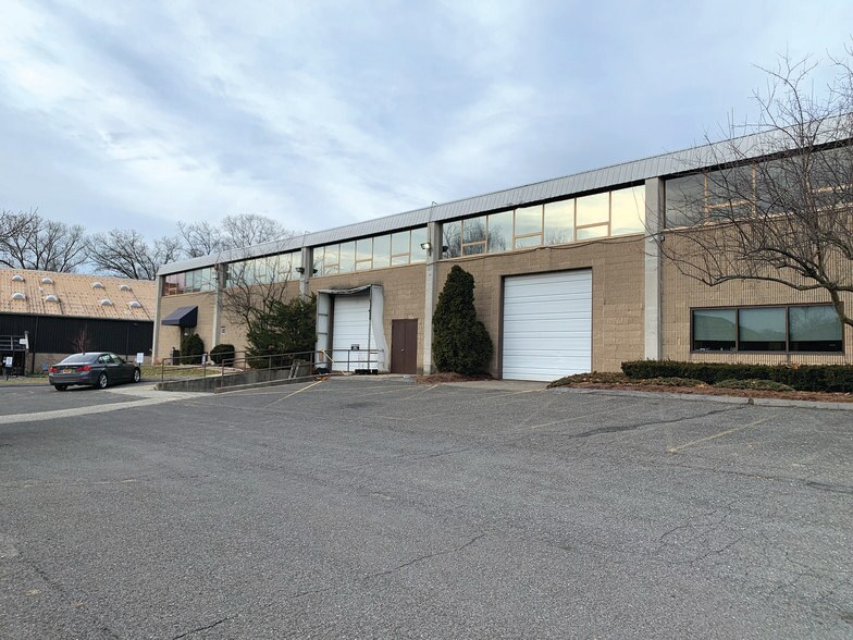 More Photos Of 11 Largo Dr S, Stamford Warehouse For Lease