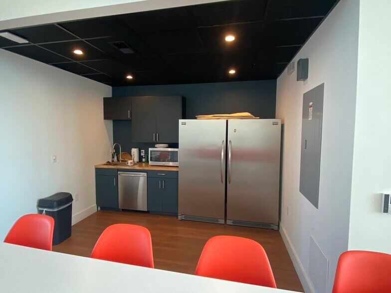 More Photos Of 400 Bryan Ave, Fort Worth Storefront Retail Office For Lease