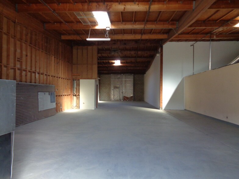More Photos Of 188-290 W San Rafael Dr, Palm Springs Warehouse For Lease