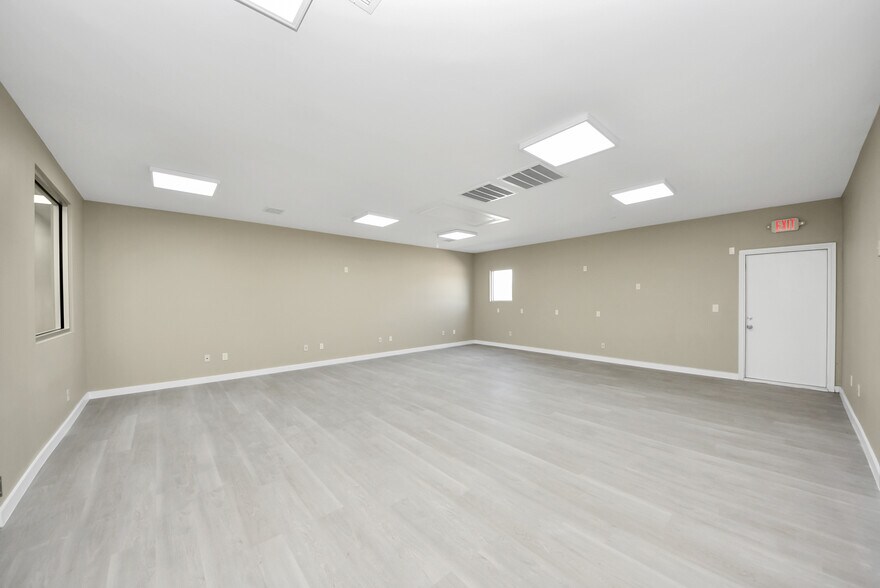 More Photos Of 1563 Live Oak St, Webster Office For Sale