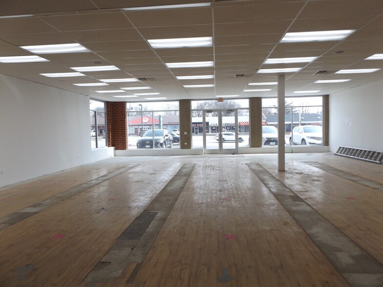 More Photos Of 1052 S Arlington Heights Rd, Arlington Heights Freestanding For Lease