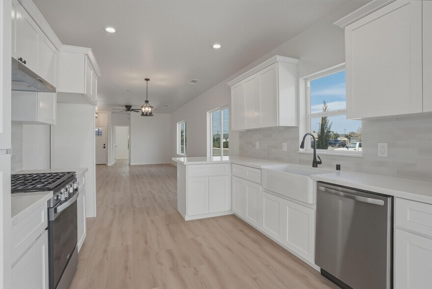 More Photos Of 1646 Clinton St, Delano Multifamily For Sale