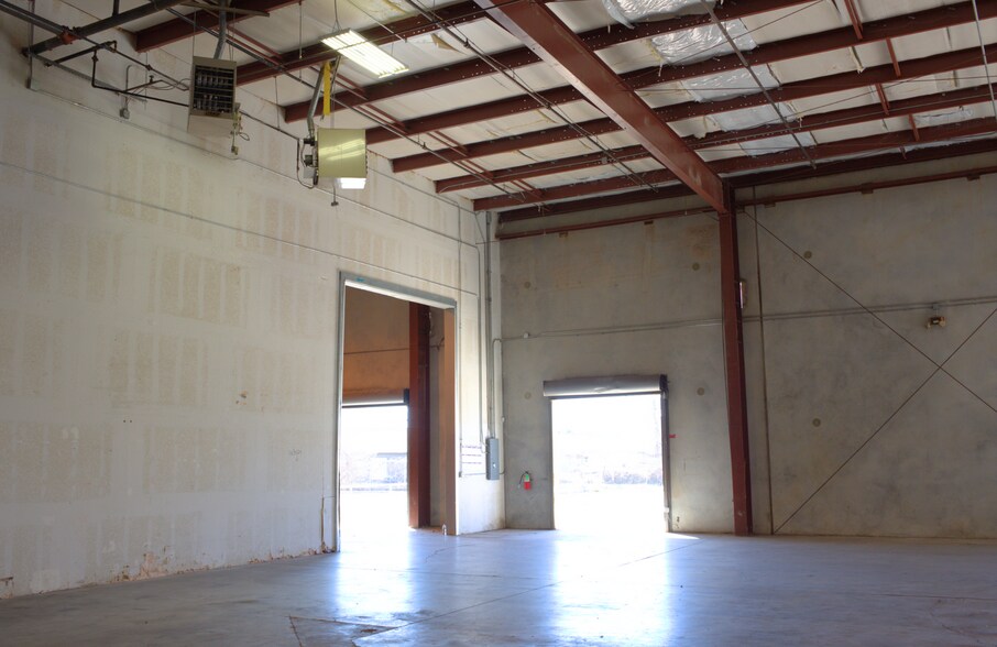 More Photos Of 2004 Lamar Dr, Round Rock Warehouse For Lease