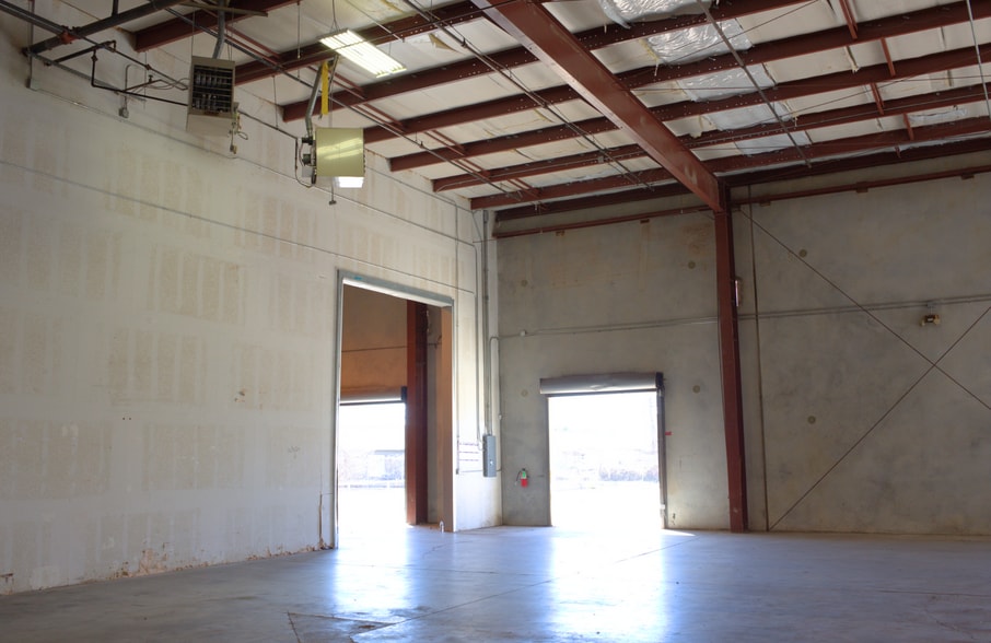 More Photos Of 2004 Lamar Dr, Round Rock Warehouse For Lease