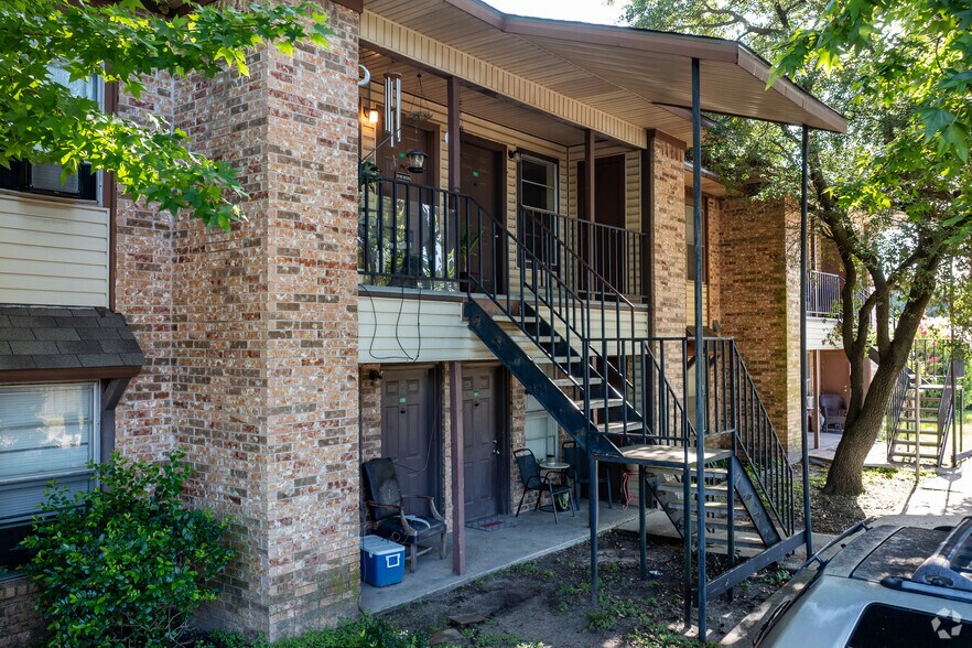 More Photos Of 205 E Watson St, Willis Apartments For Sale