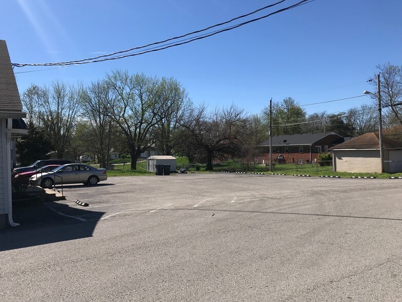 More Photos Of 1617 State St, New Albany Freestanding For Lease
