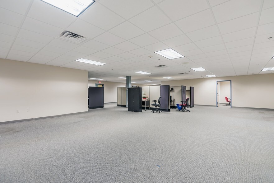 More Photos Of 26 Parkridge Rd, Haverhill Research And Development For Lease