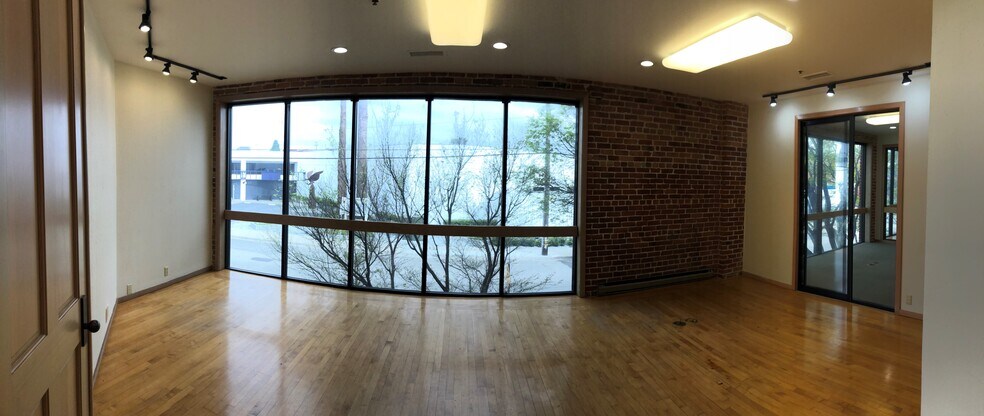 More Photos Of 2107 Livingston St, Oakland Warehouse For Lease