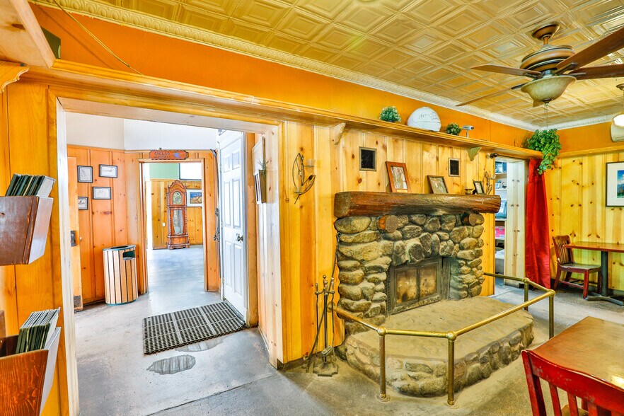 More Photos Of CA-2, La Cañada Flintridge General Retail For Sale