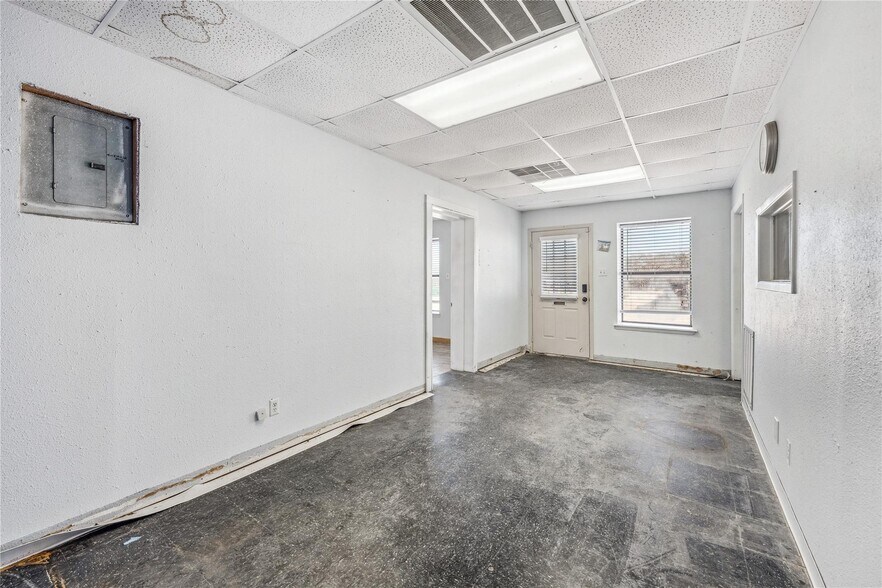 More Photos Of 1497 W Highway 67, Glen Rose Flex For Sale