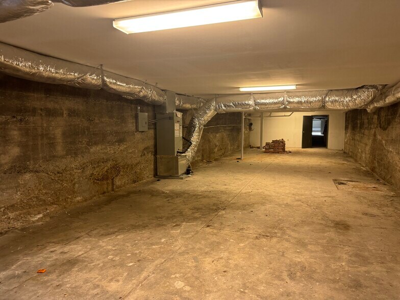 More Photos Of 390 S Main St, Memphis Office For Sale