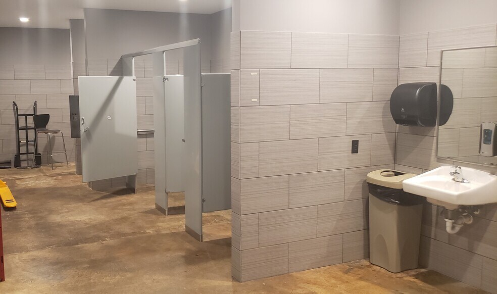 More Photos Of 251-253 Chesterfield Industrial Blvd, Chesterfield Warehouse For Sale