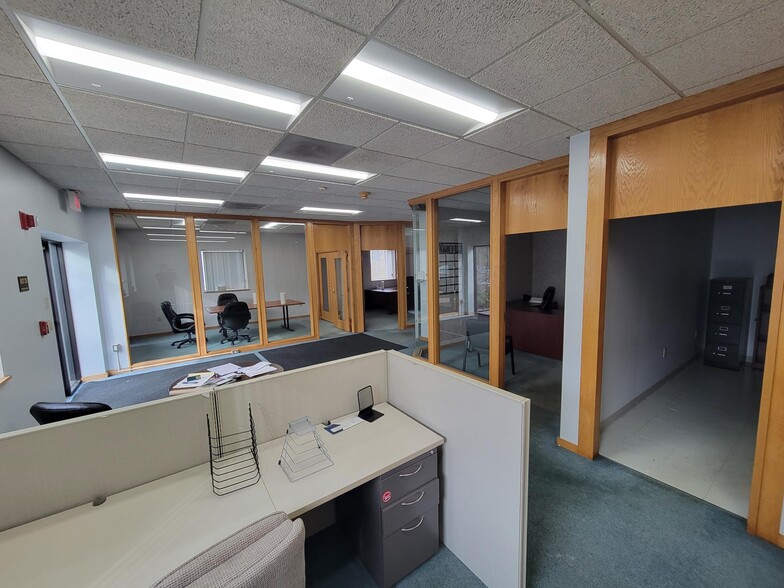 More Photos Of 80 Turnpike Rd, Chelmsford Warehouse For Lease