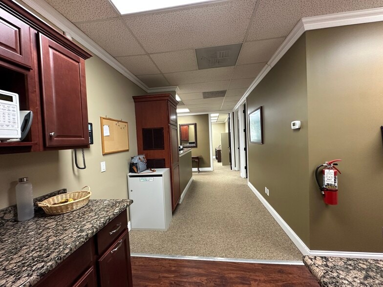 More Photos Of 31886 Northwestern Hwy, Farmington Office For Lease