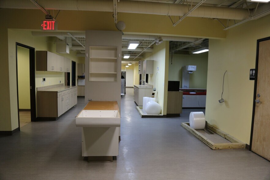 More Photos Of 136 Washington SE, Albuquerque Storefront Retail Office For Sale